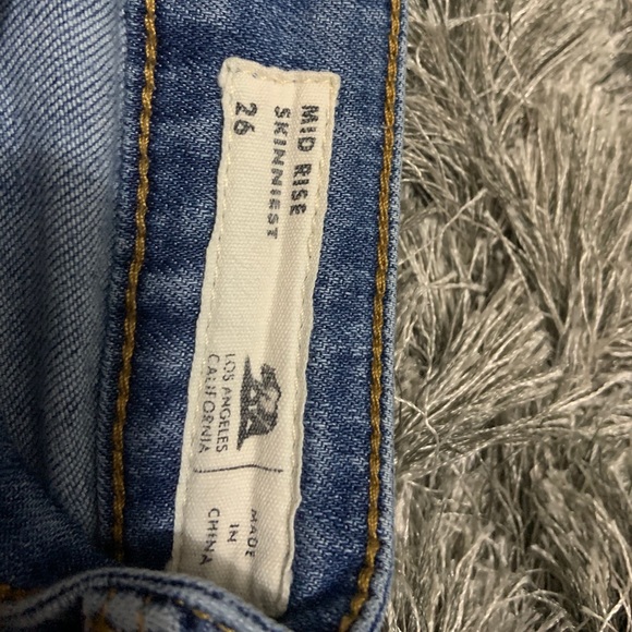 ✨Bullhead Mid Rise Skinny Jeans ✨ - Picture 8 of 13